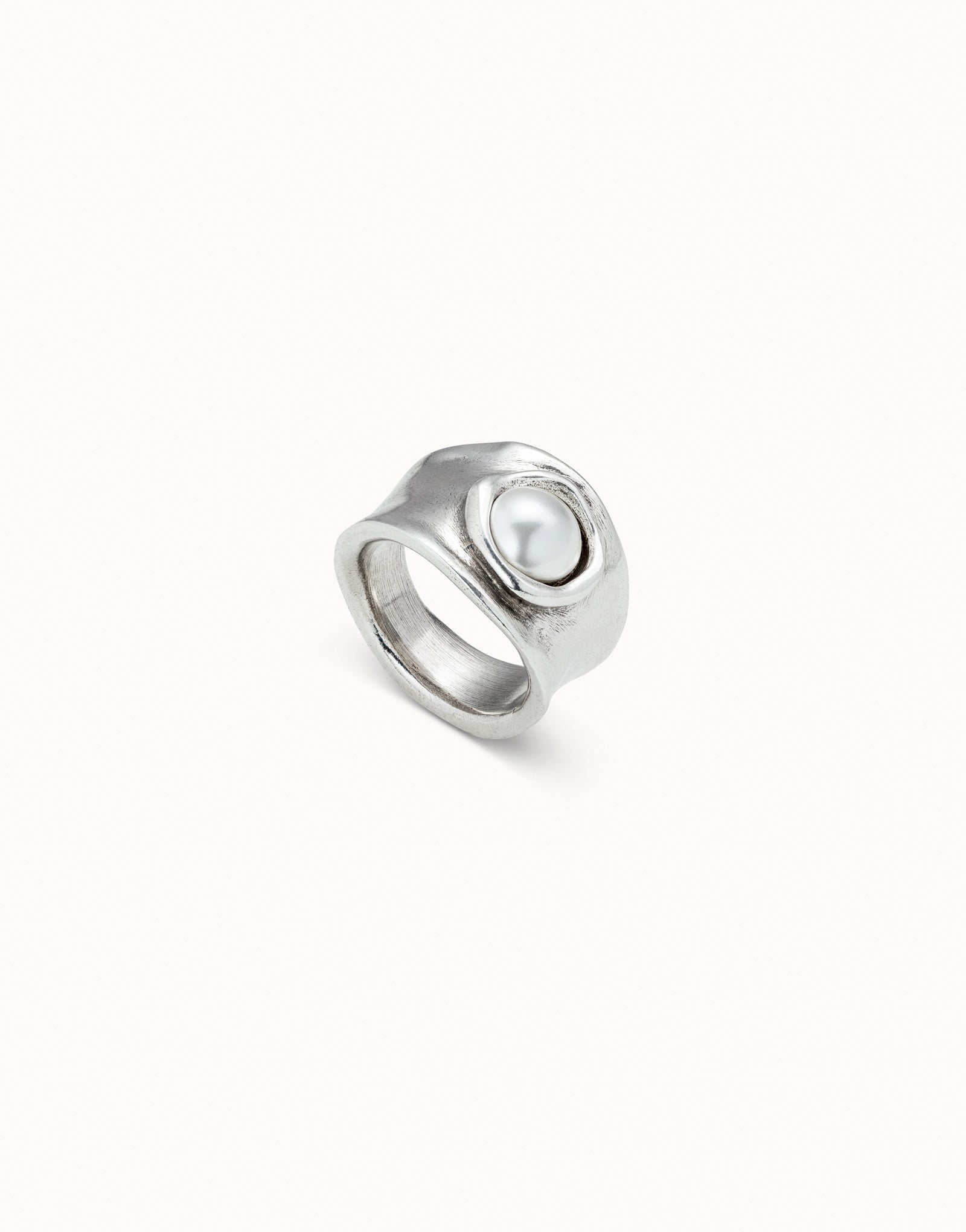 Ring with pearl