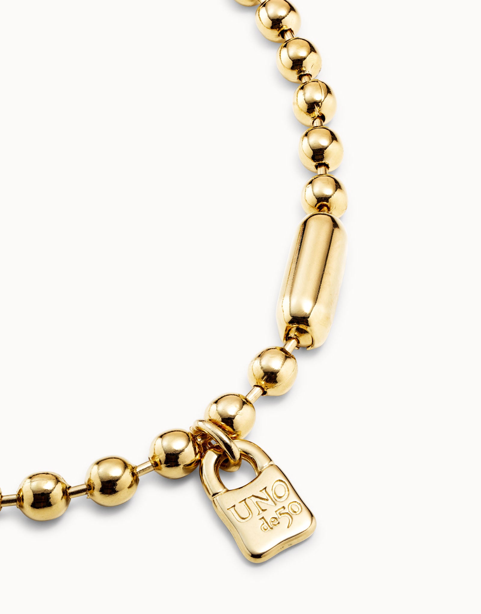 Bead necklace with contrasting accents